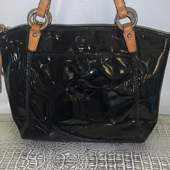 Coach satchel small/med size 2 out pockets, zip closure - Picture 4 of 12